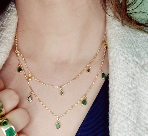 Minimal layering necklace gold.